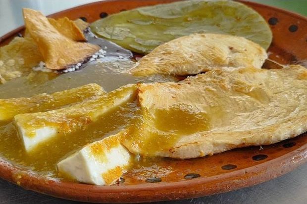 Desayuno fitness: pechuga a la plancha con tiras de queso panela en salsa verde, nopal y totopos