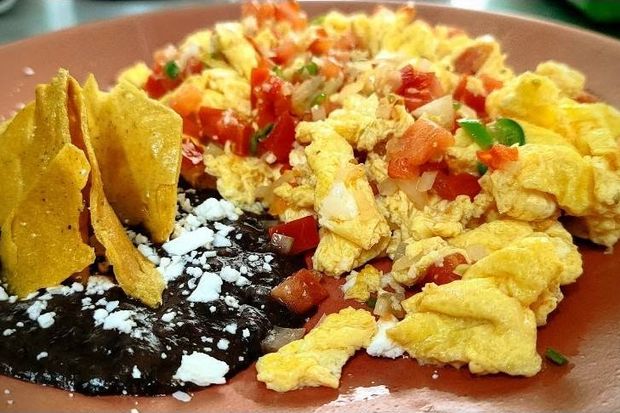 Huevo a la mexicana con pico de gallo, frijoles y totopos